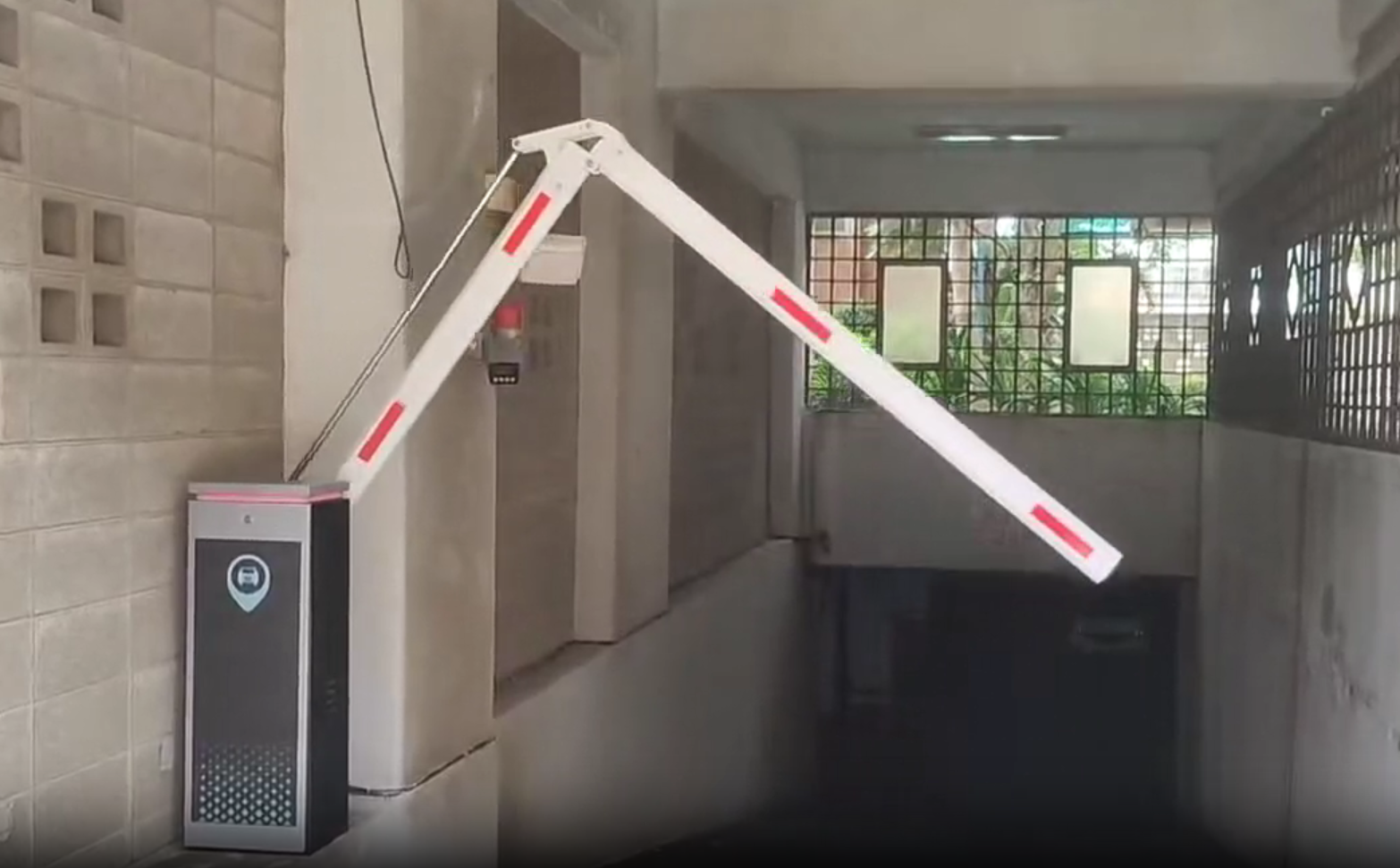 How does folding arm boom gate work in the parking lot